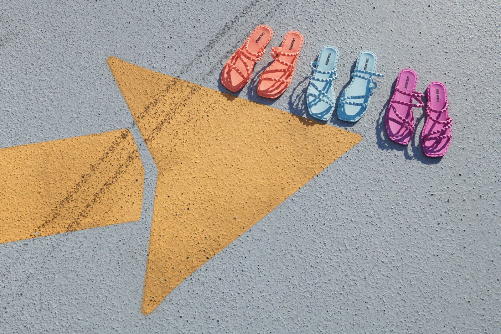 טרנדים בסנדלים ובכפכפים ומותג ההנעלה שאף פעם לא מאכזב - Inter Jeans