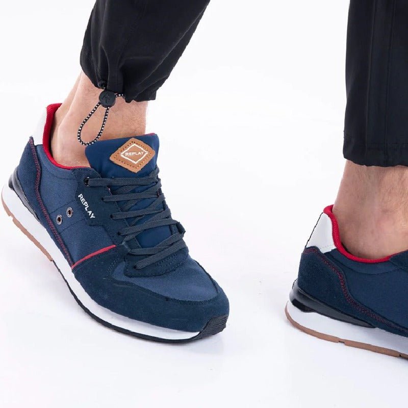 בחולצה מכופתרת או בסניקרס לגברים - איך לאמץ את טרנד הצבע הכחול - Inter Jeans