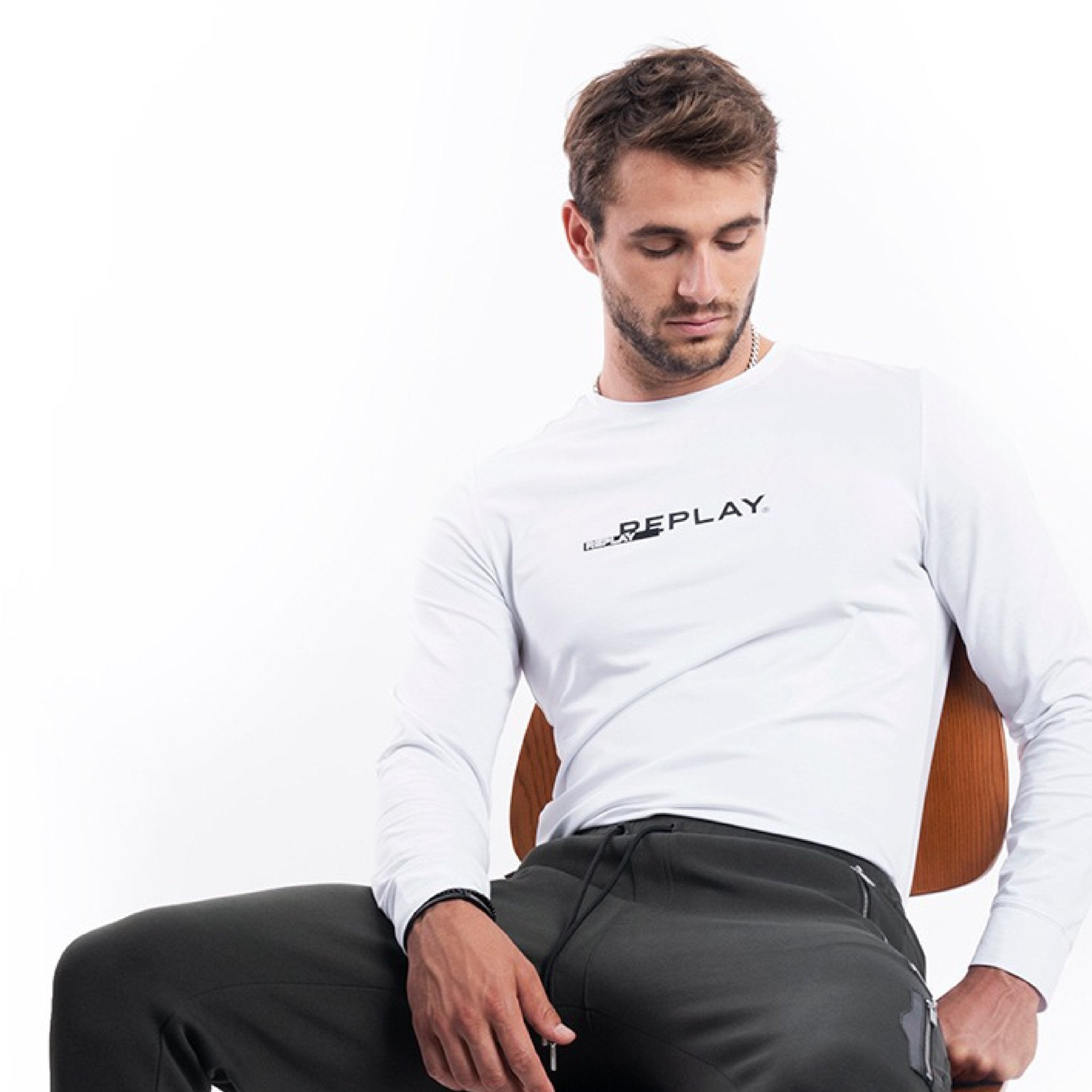 מיום במשרד ועד לילה בבר: כל הדרכים ללבוש חולצות טי שירט לגברים - Inter Jeans