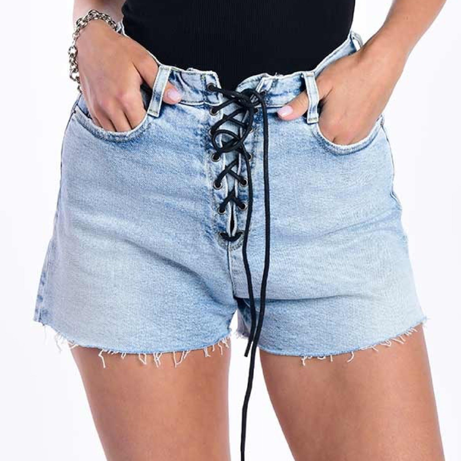 מכנסיים קצרים לנשים: איך ללבוש אותם גם בחורף? - Inter Jeans