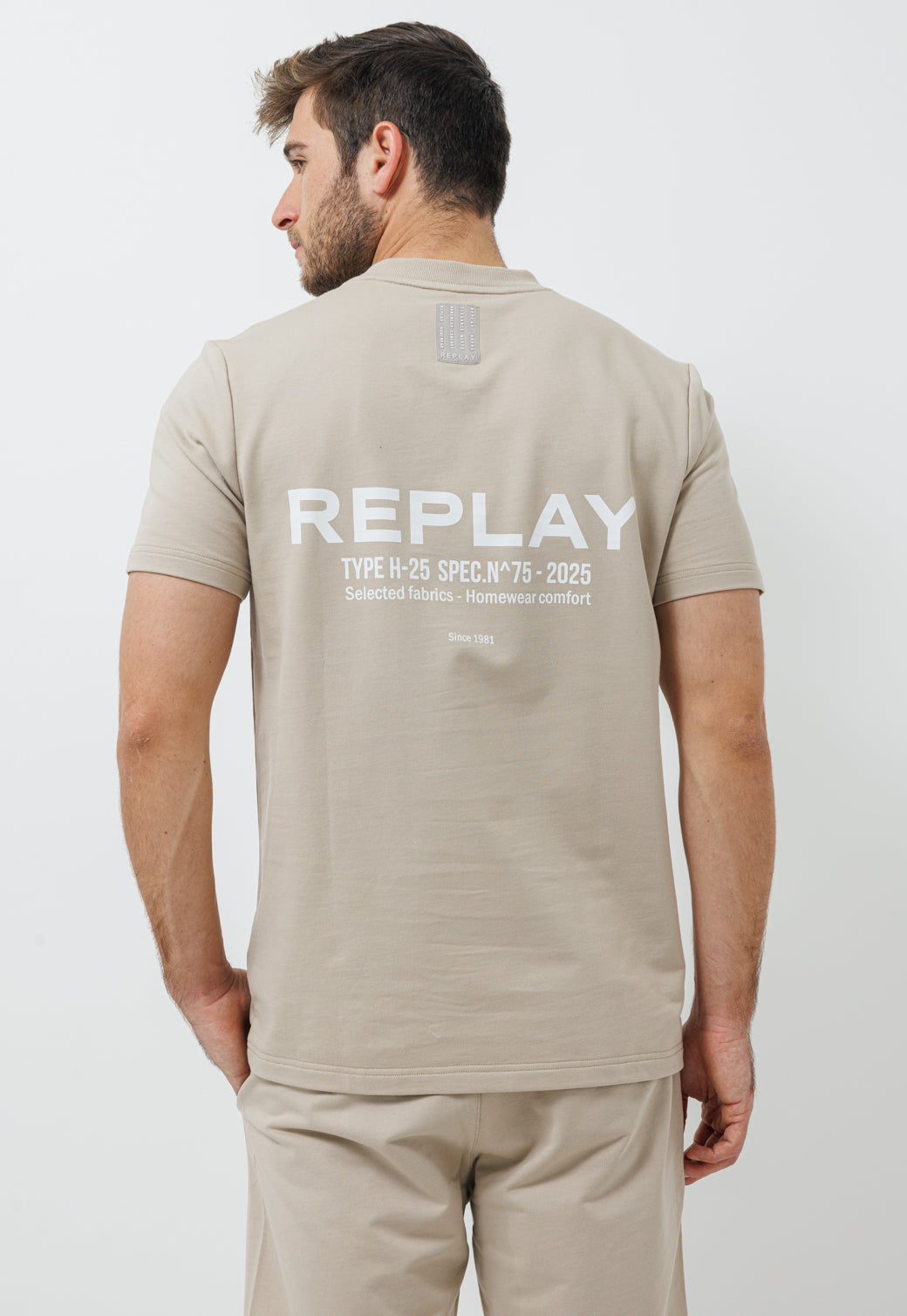 חליפת טרנינג קצרה Replay לגברים בגוון סטון עם טלאי לוגו