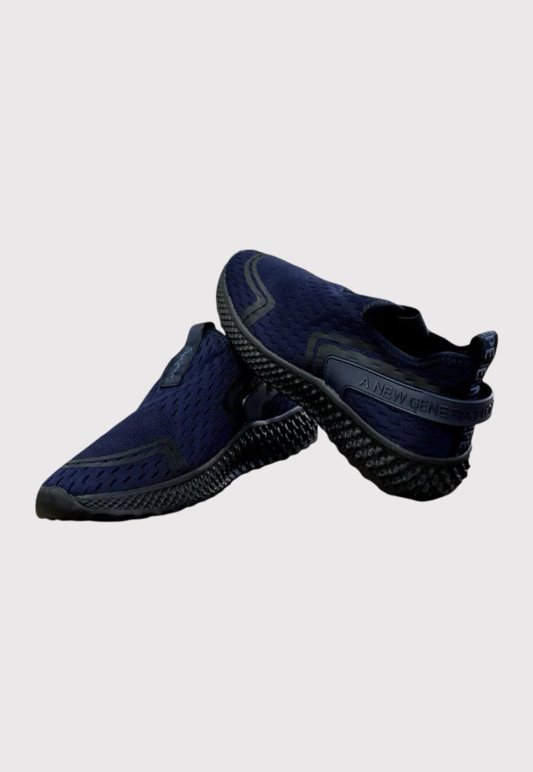 נעלי ספורט בצבע כחול נייבי