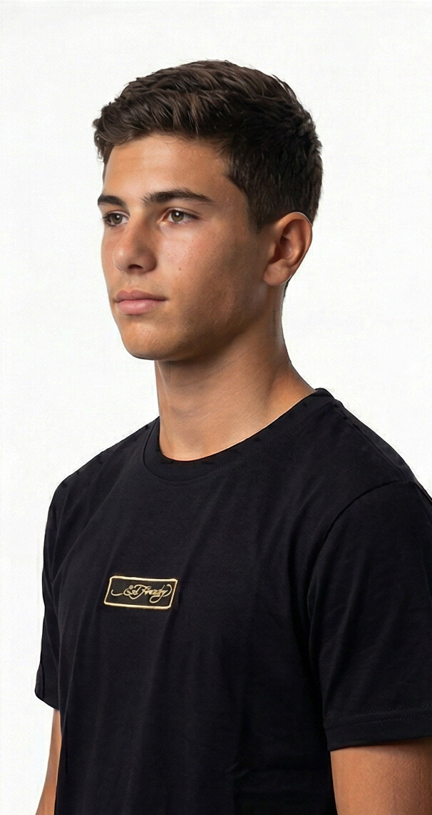 טי שירט Ed Hardy לגברים בצבע שחור עם לוגו כתב זהב בחזה