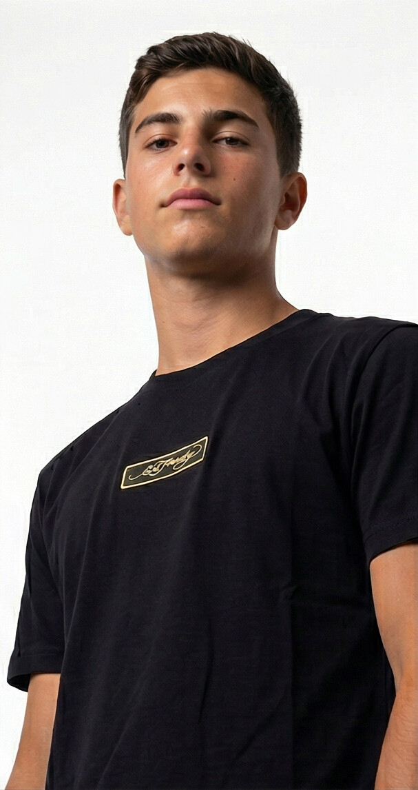 טי שירט Ed Hardy לגברים בצבע שחור עם לוגו כתב זהב בחזה