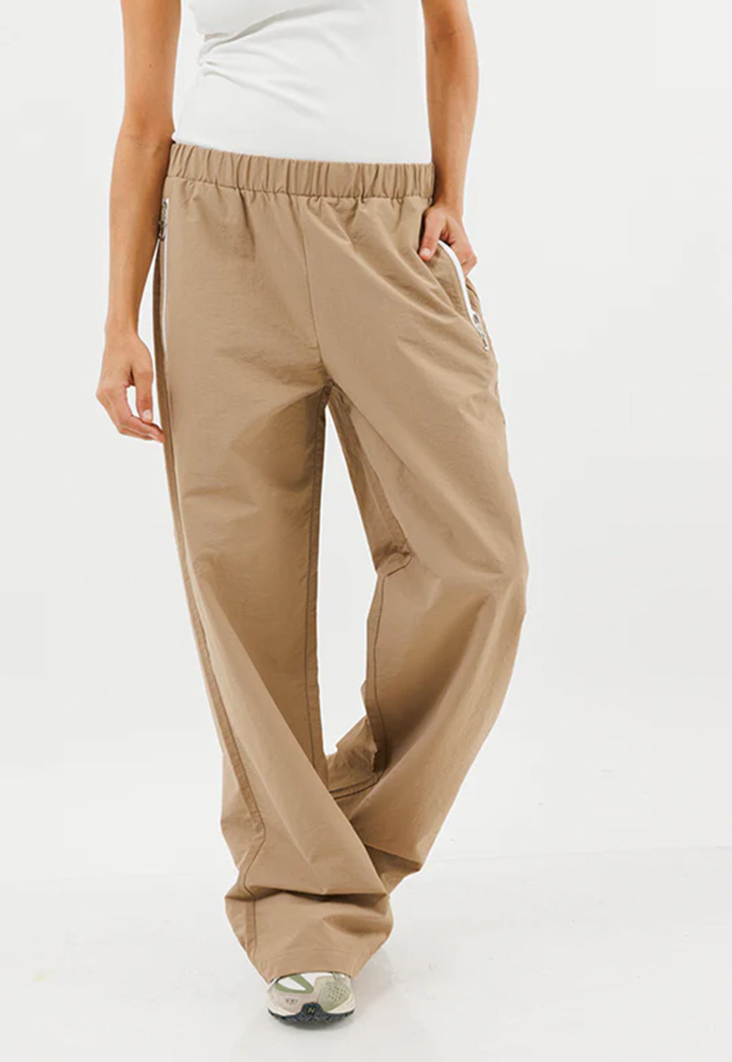 מכנסי ניילון Juicy Couture בצבע חום