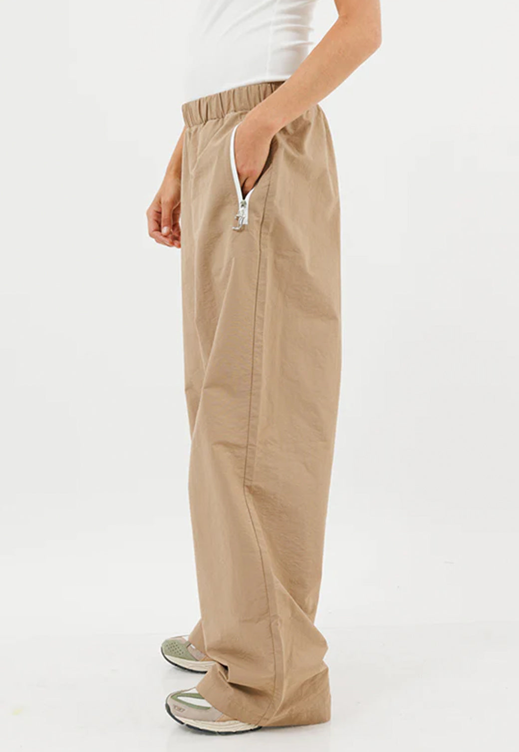 מכנסי ניילון Juicy Couture בצבע חום