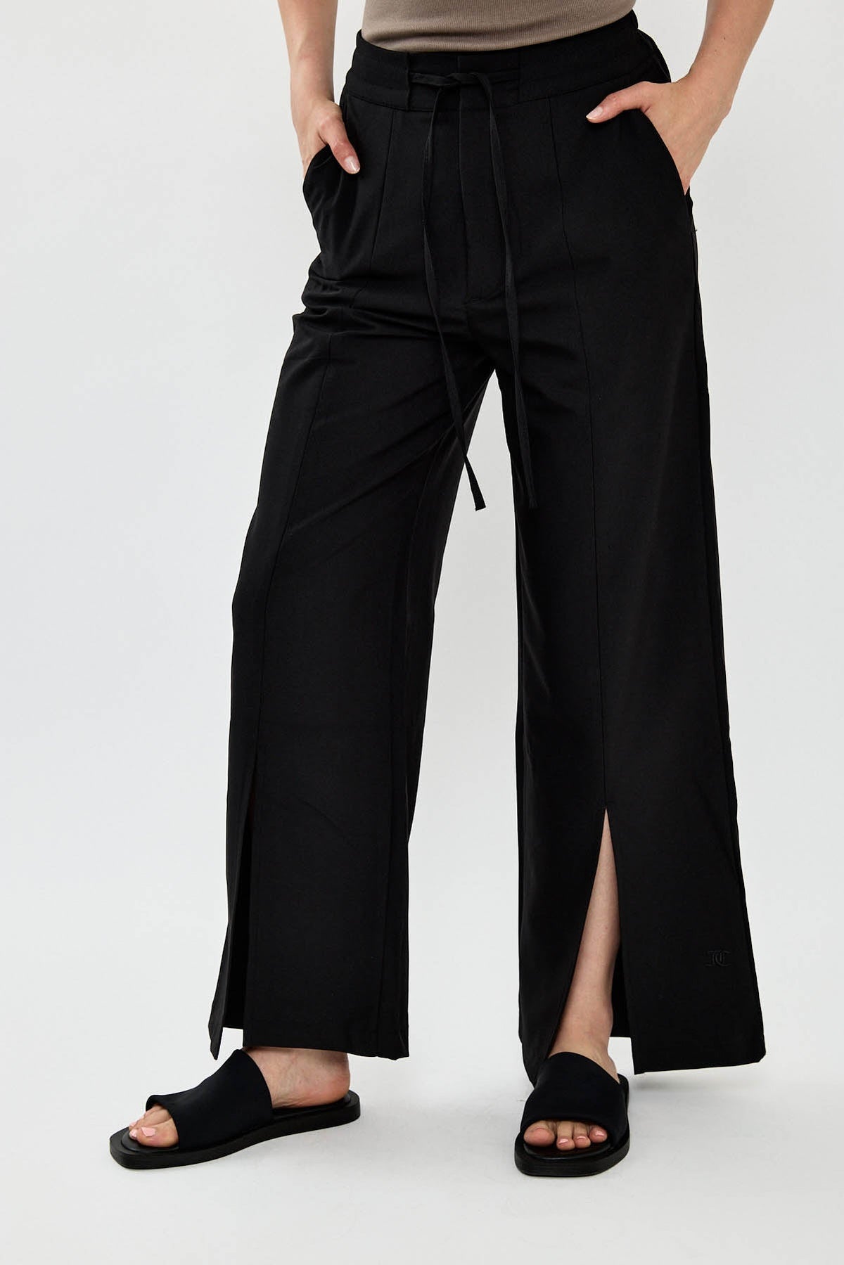 מכנסיים רחבים St. Barts Juicy Couture לנשים בצבע שחור עם שסעים