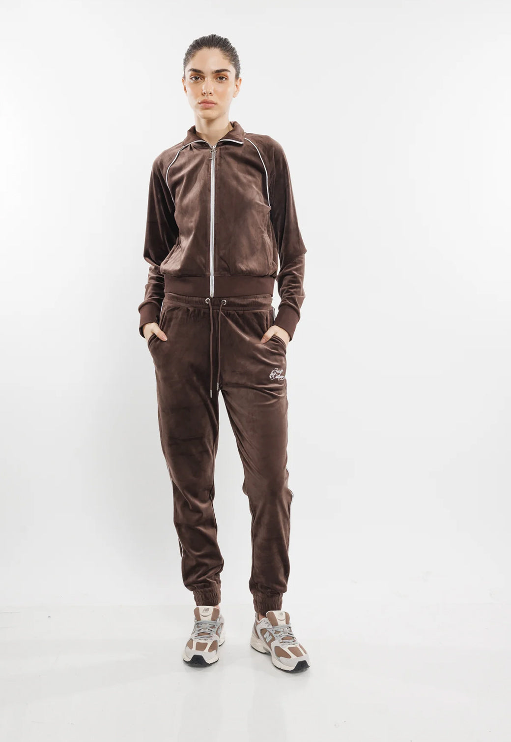 מכנסי טרנינג קטיפה W Fancy בצבע חום