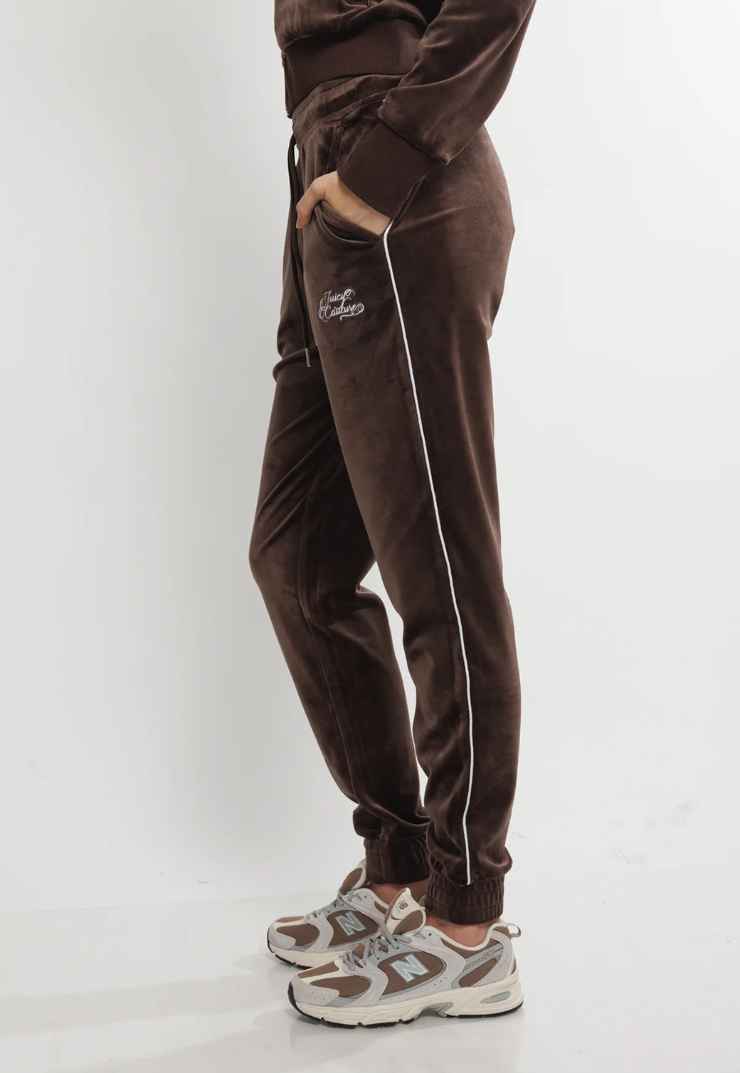 מכנסי טרנינג קטיפה W Fancy בצבע חום