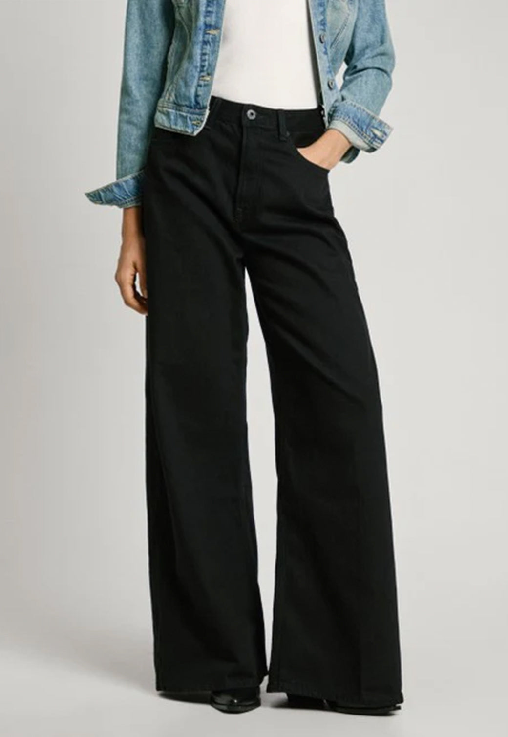 ג'ינס WIDE LEG בגזרה רחבה בצבע שחור