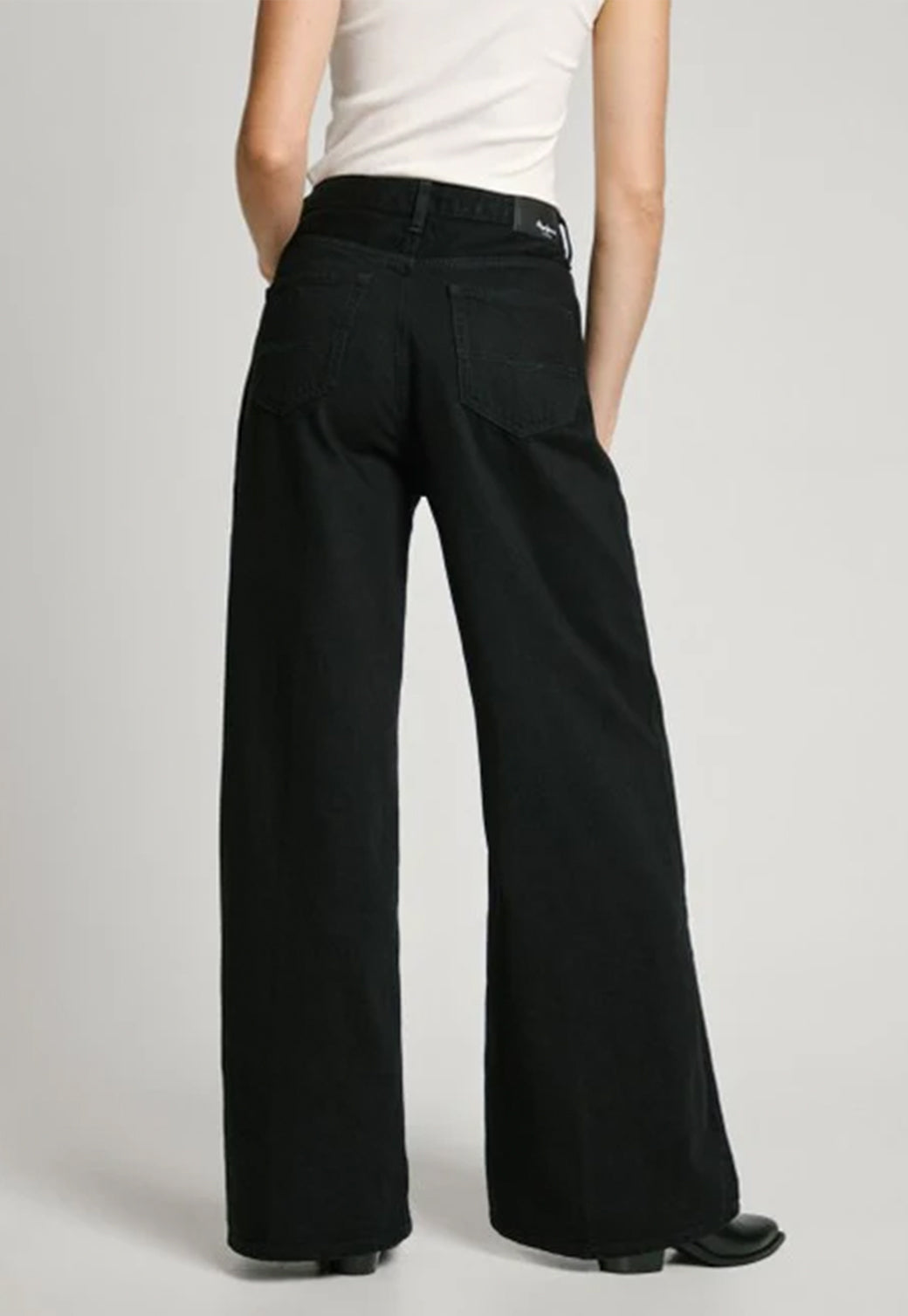 ג'ינס WIDE LEG בגזרה רחבה בצבע שחור