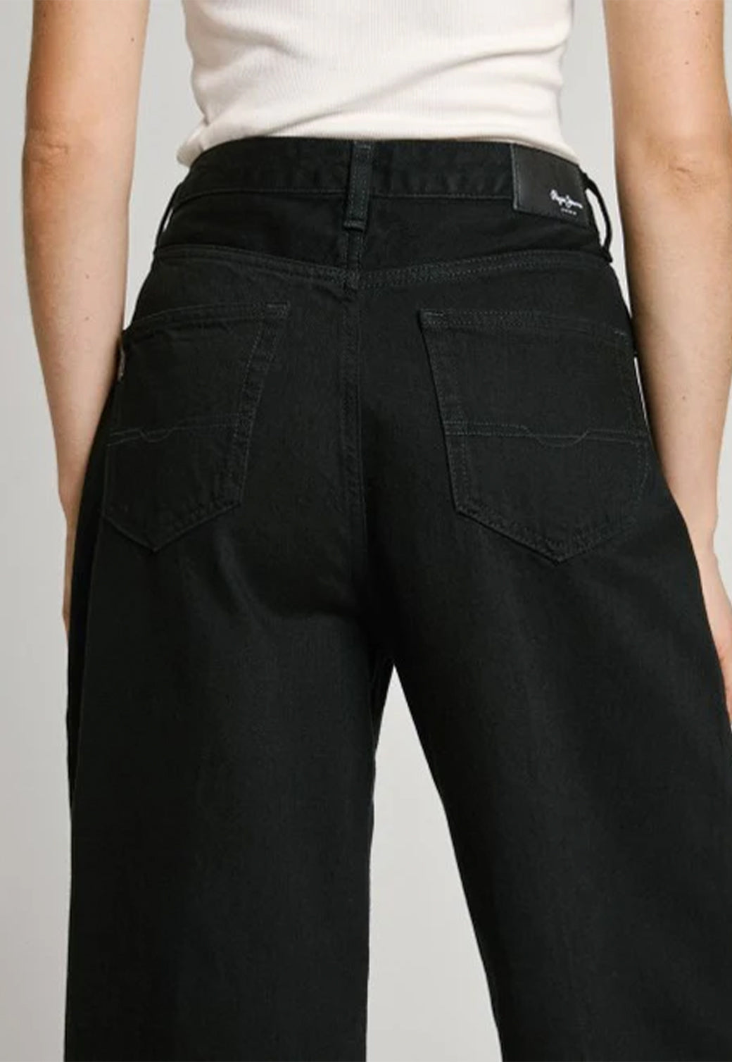 ג'ינס WIDE LEG בגזרה רחבה בצבע שחור