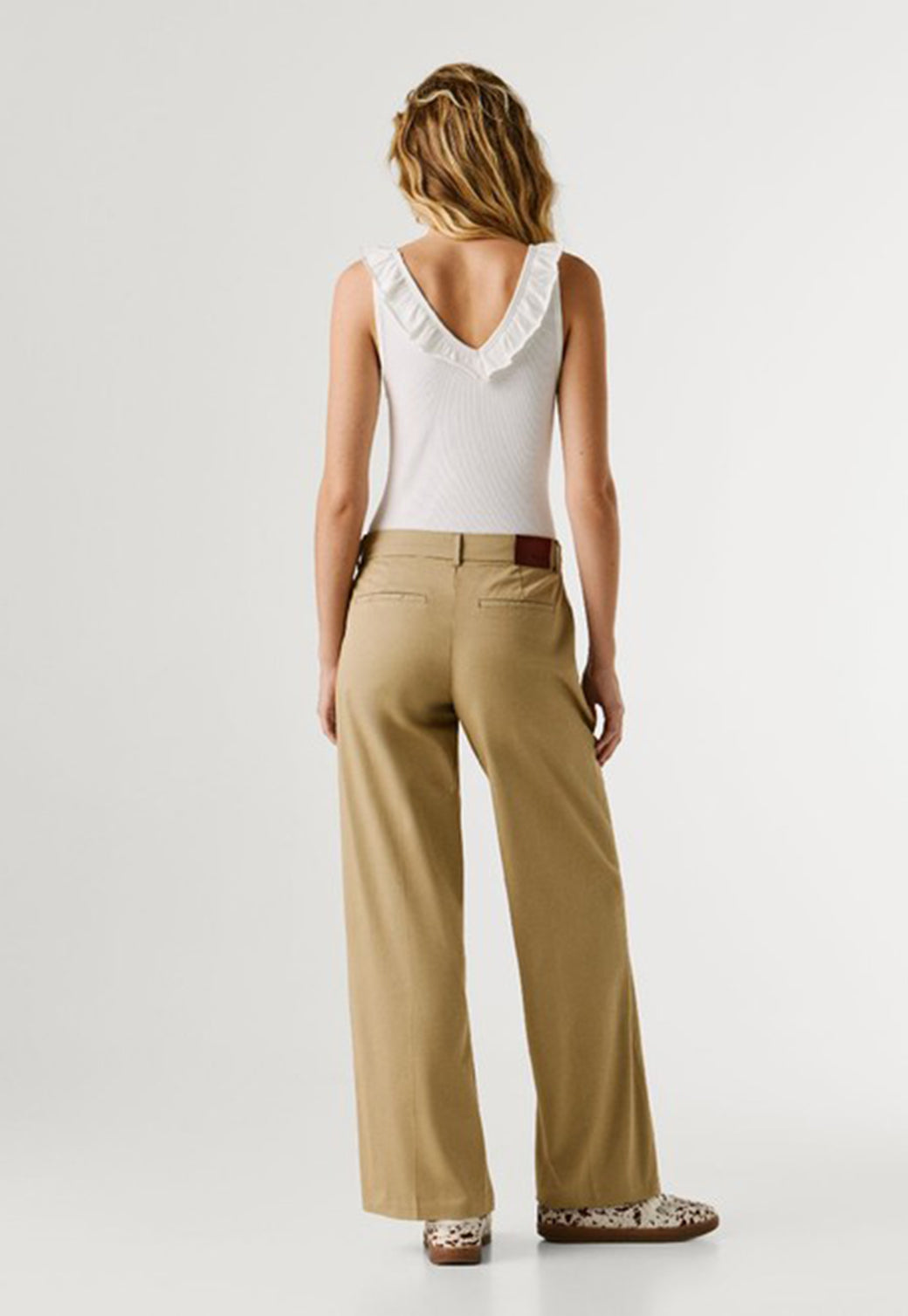 מכנסיים רחבים לנשים בצבע בז׳ בהיר בגזרה גבוהה