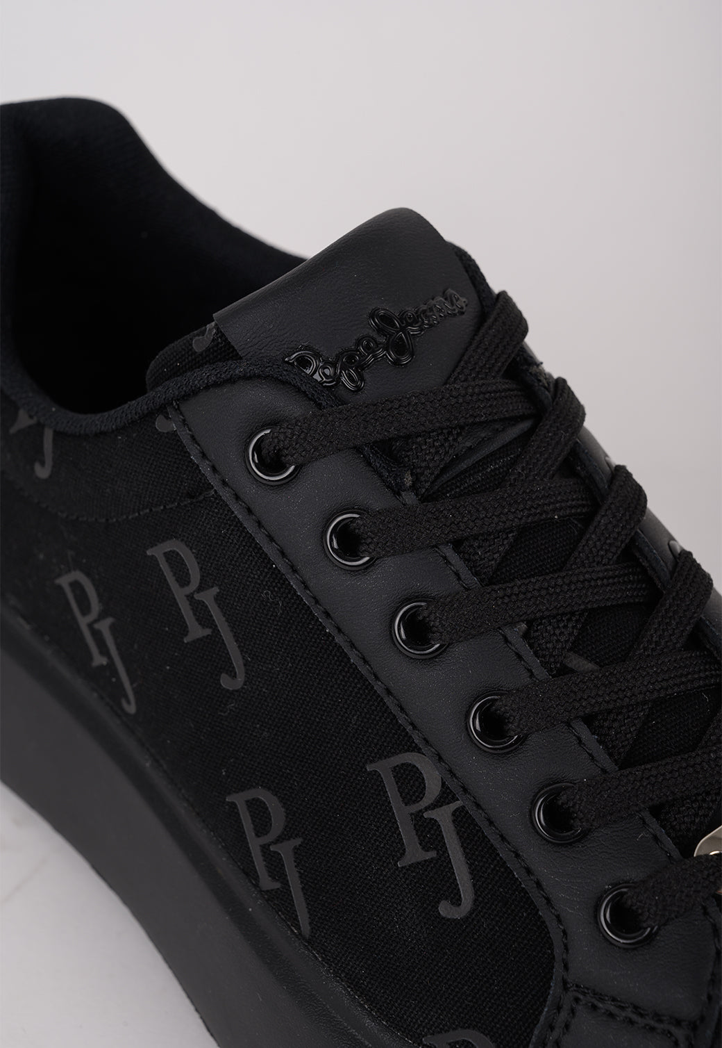 סניקרס מוגבהות עם לוגו נשים