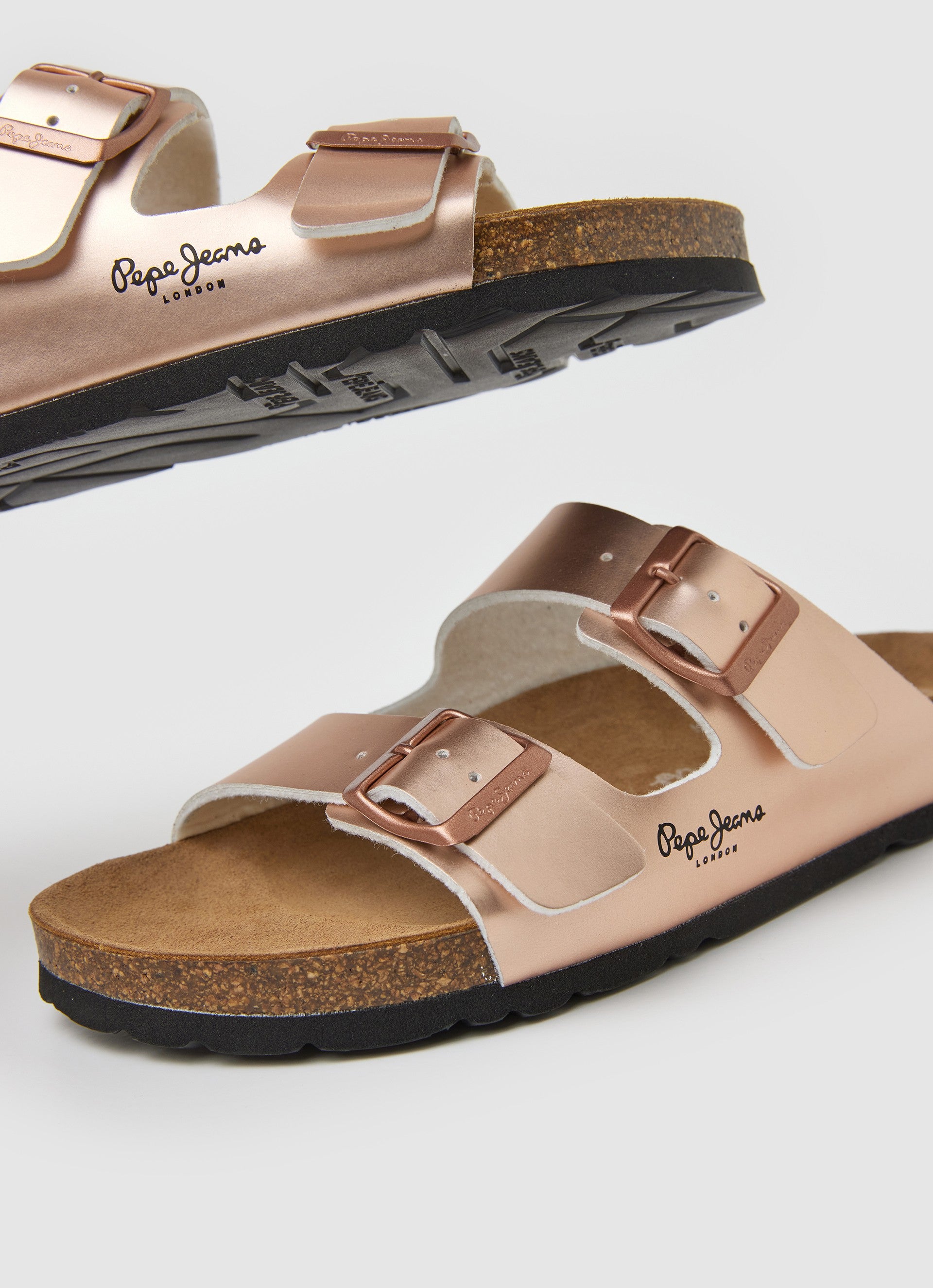 כפכפים עם אבזמים בצבע רוז גולד