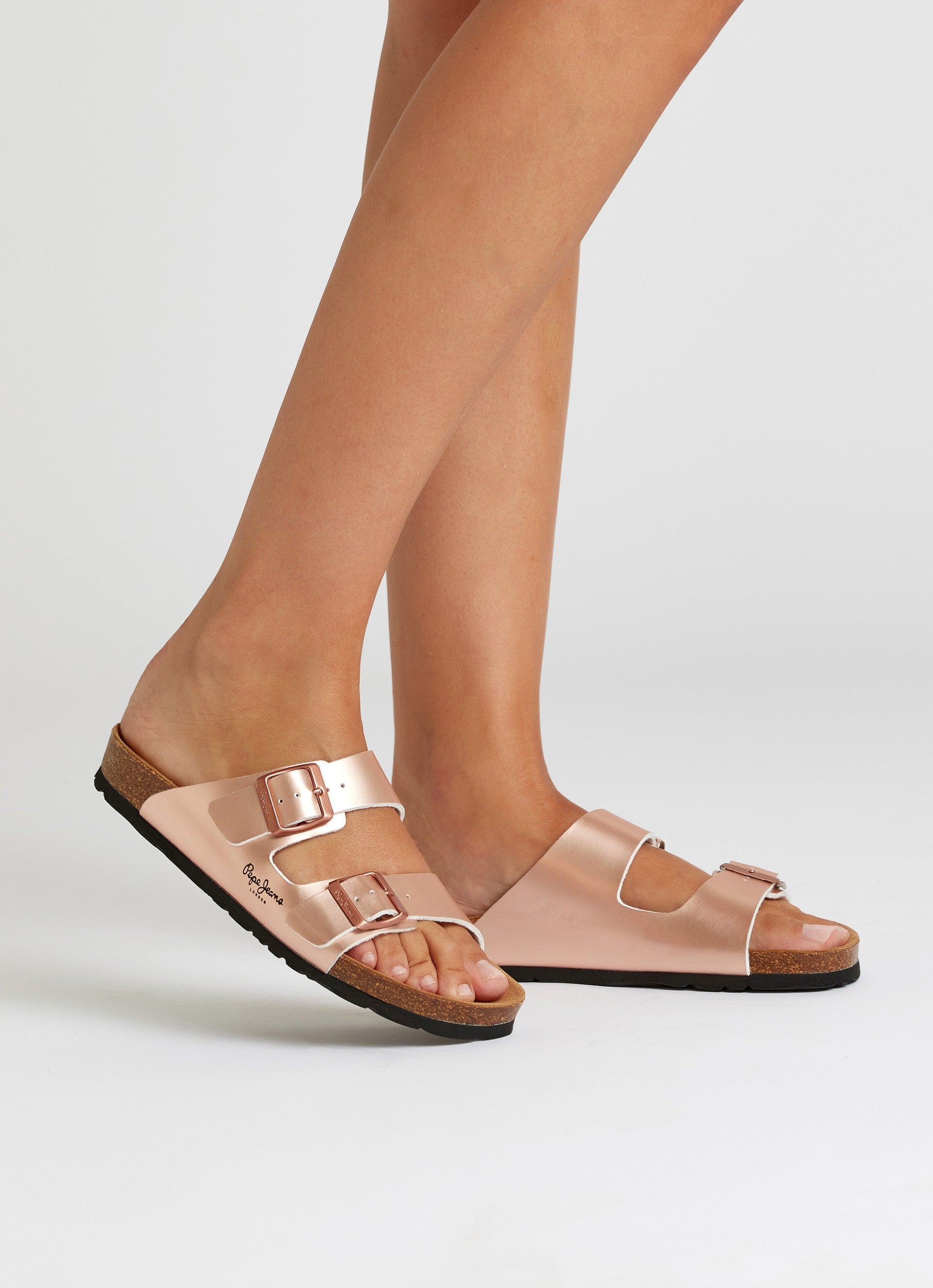 כפכפים עם אבזמים בצבע רוז גולד