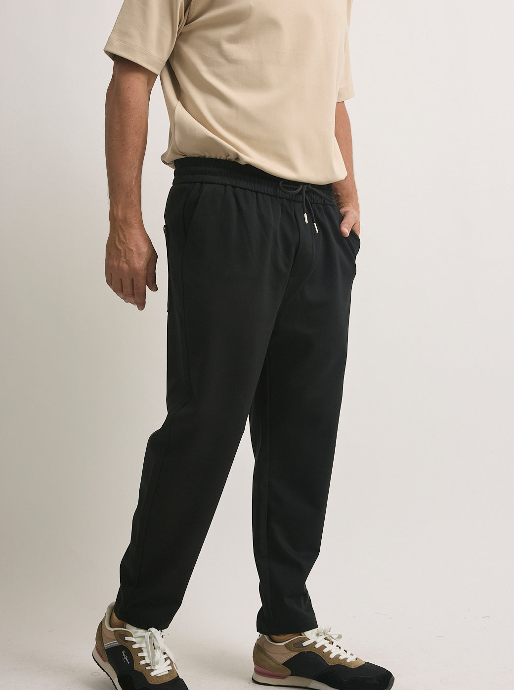מכנסיים ארוכים לגברים בצבע שחור