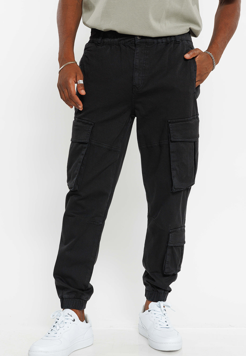 מכנסי קארגו בגזרה מחויטת בצבע שחור לגברים