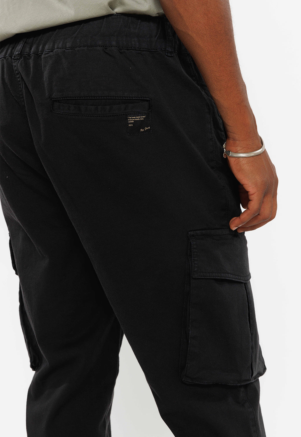מכנסי קארגו בגזרה מחויטת בצבע שחור לגברים