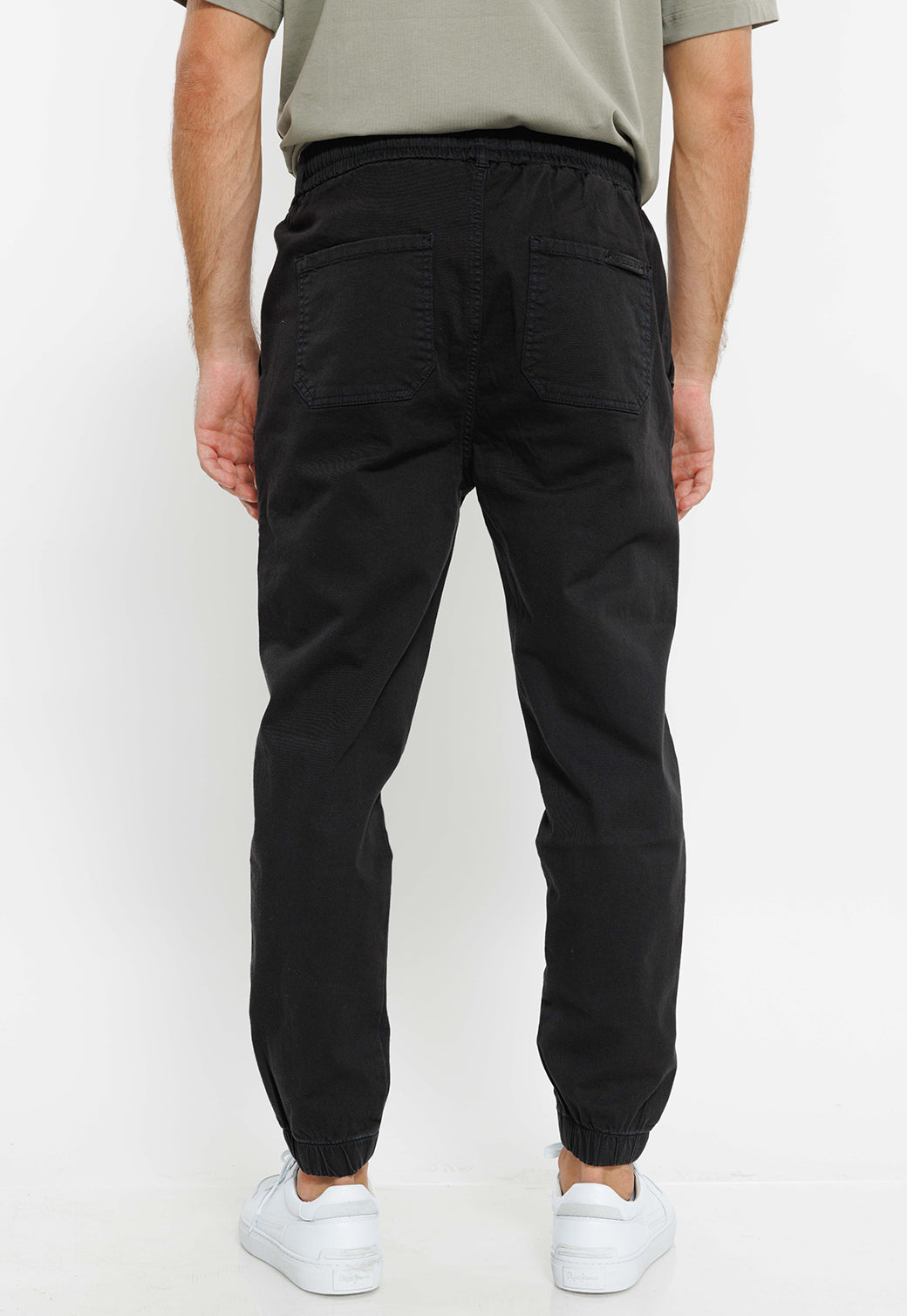 מכנסי דגמ"ח בגזרה מחויטת לגברים בצבע שחור