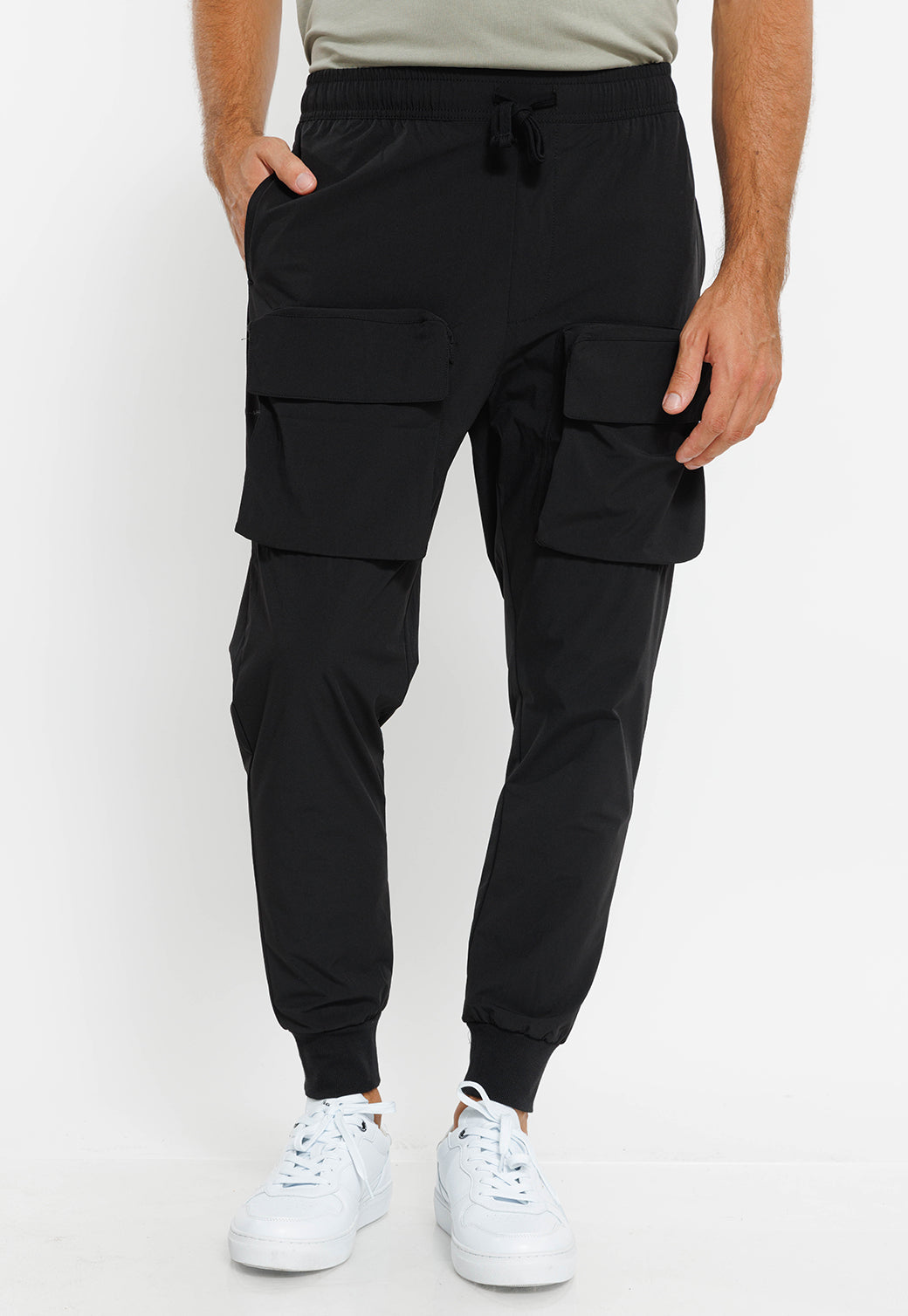 מכנסי דגמ"ח עם כיסים גדולים לגברים בצבע שחור