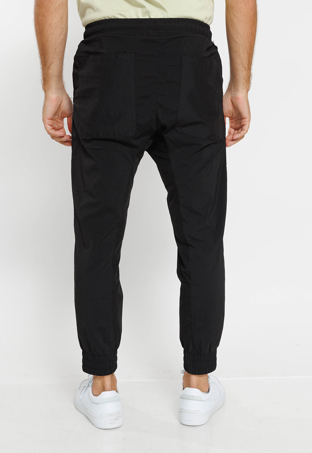 מכנסי ג'וגר קלים לגברים בצבע שחור