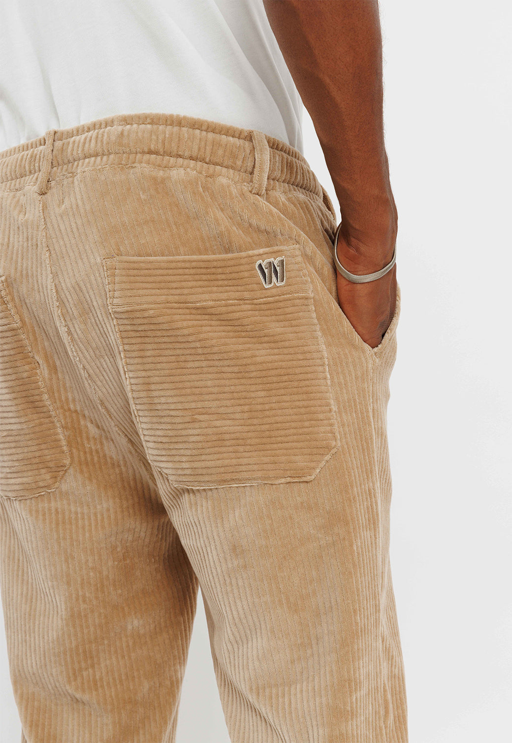 מכנסי קורדרוי בגזרת ג'וגר בגוון בז' קאמל