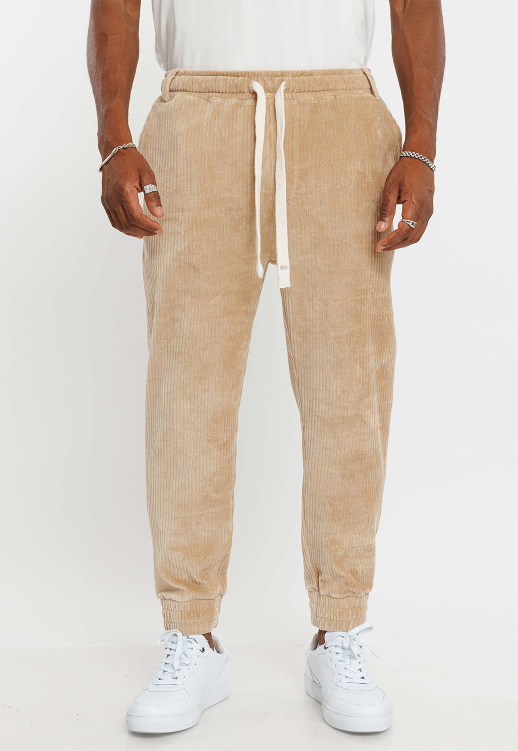 מכנסי קורדרוי בגזרת ג'וגר בגוון בז' קאמל