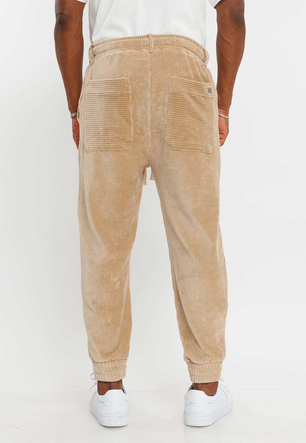 מכנסי קורדרוי בגזרת ג'וגר בגוון בז' קאמל