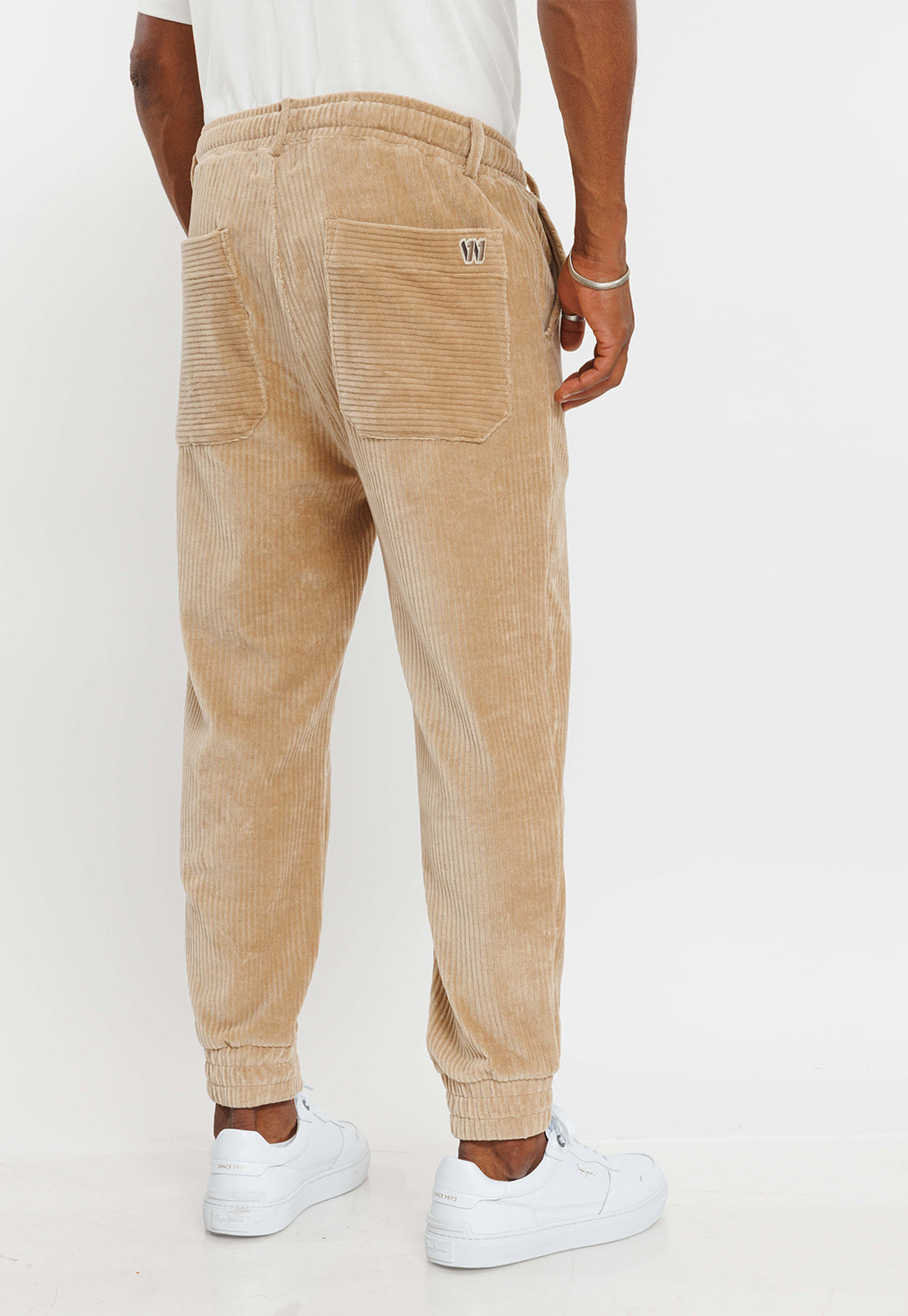 מכנסי קורדרוי בגזרת ג'וגר בגוון בז' קאמל
