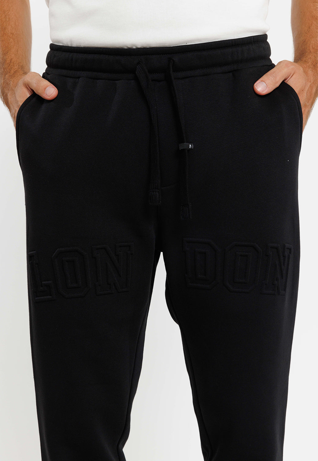 מכנסי טרנינג עם הדפס מובלט לגברים בצבע שחור