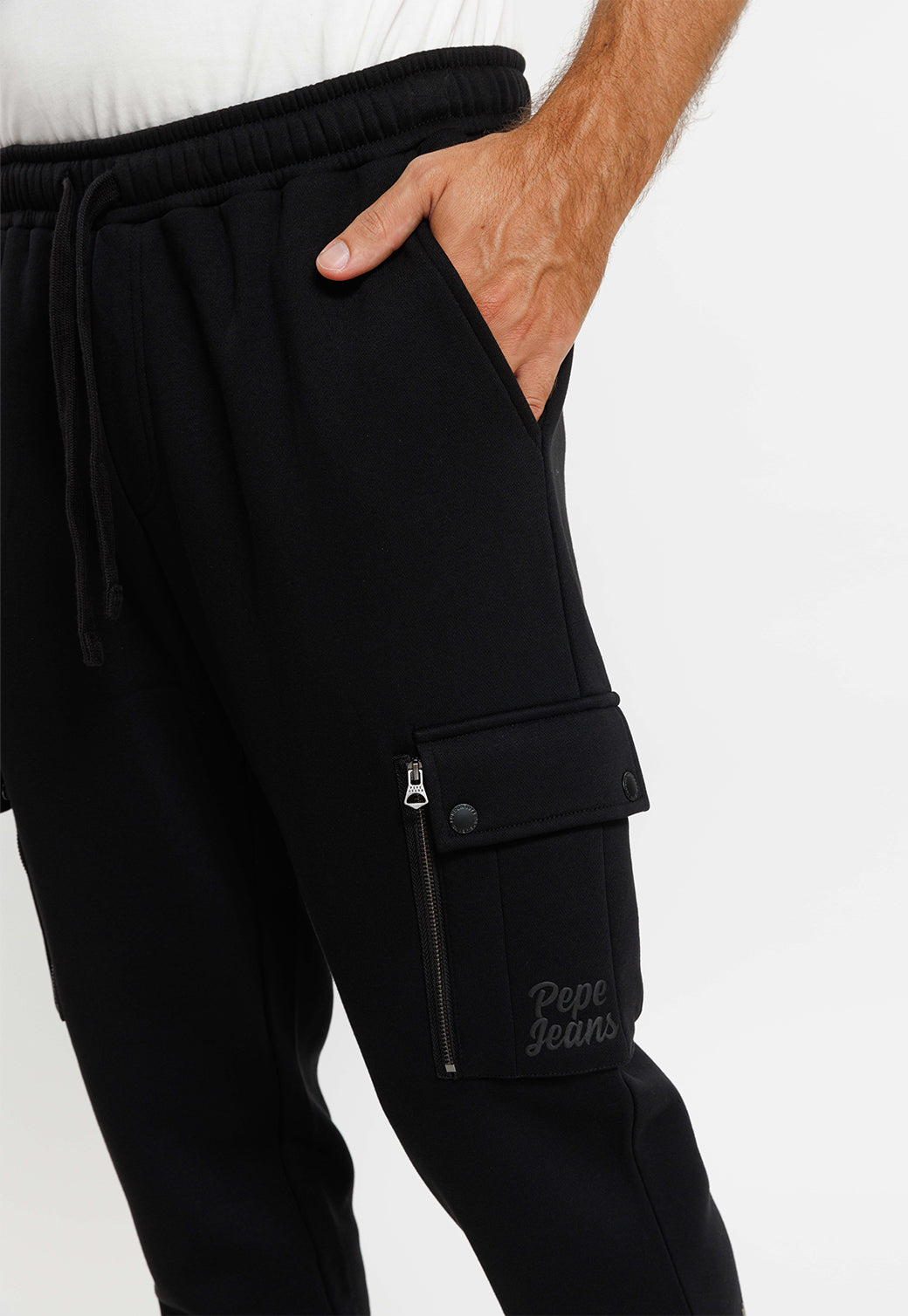 מכנסי ג'וגר עם כיסי קארגו בצבע שחור לגברים