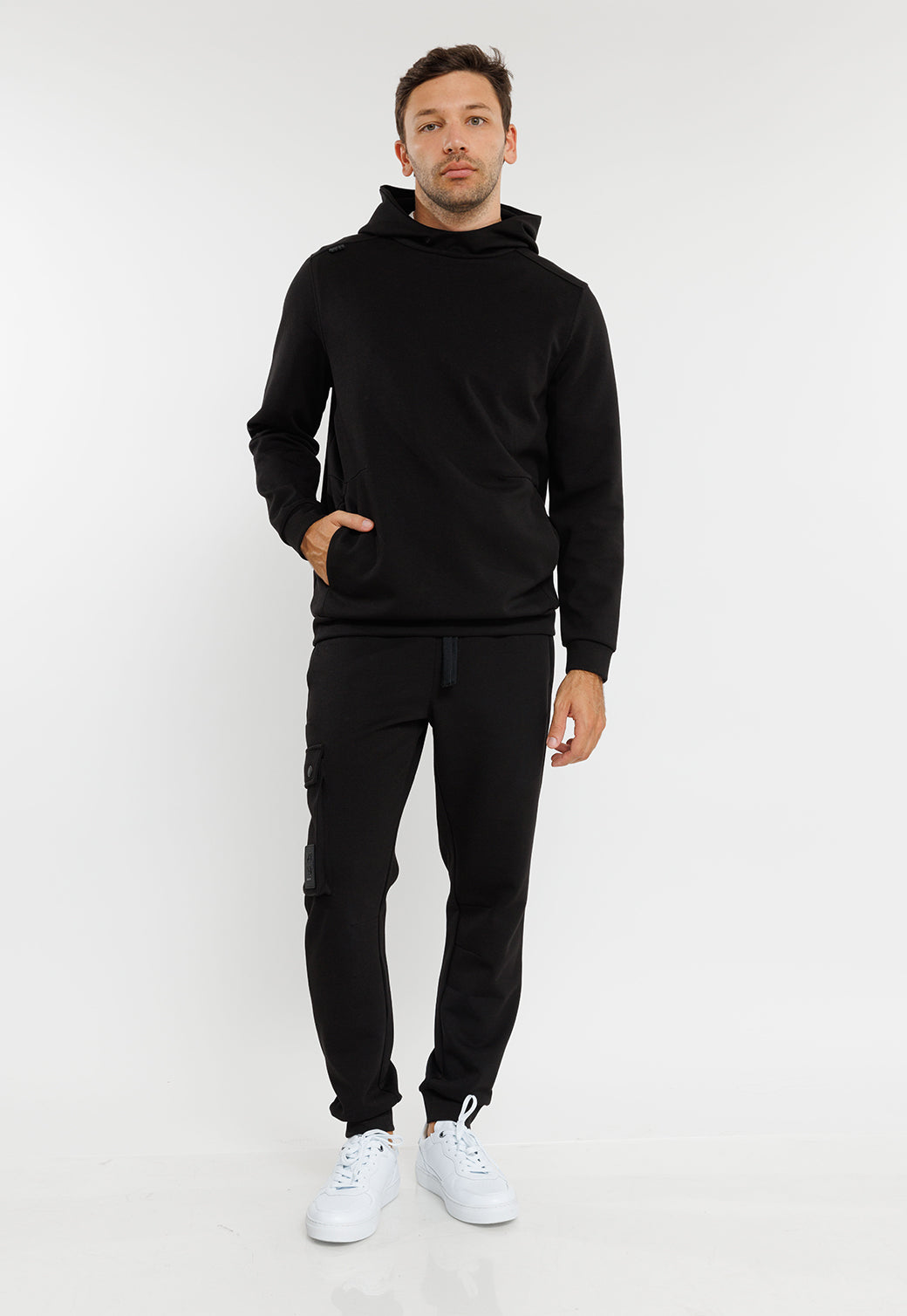 קפוצ'ון שחור עם גזרה חלקה לגברים