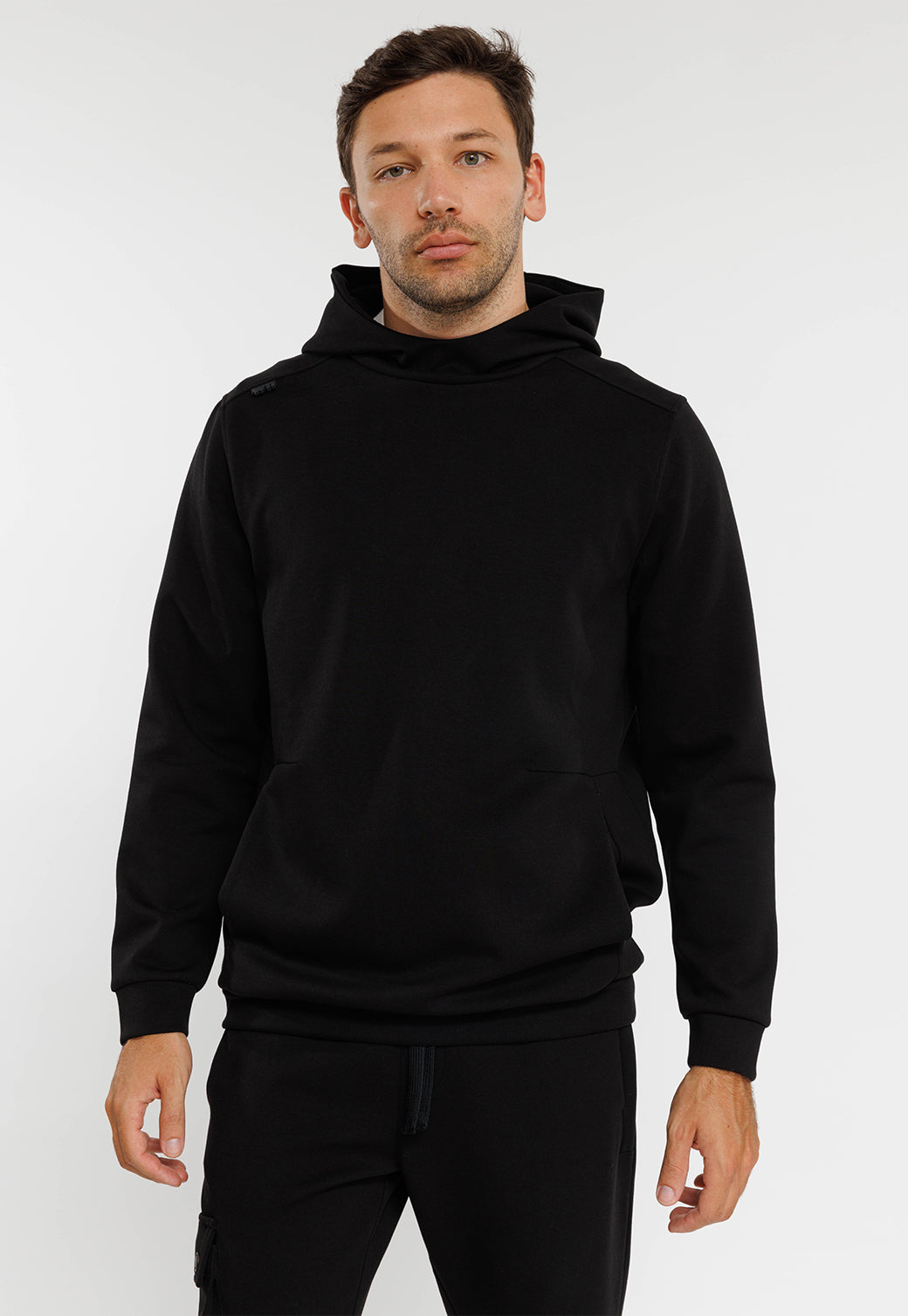 קפוצ'ון שחור עם גזרה חלקה לגברים