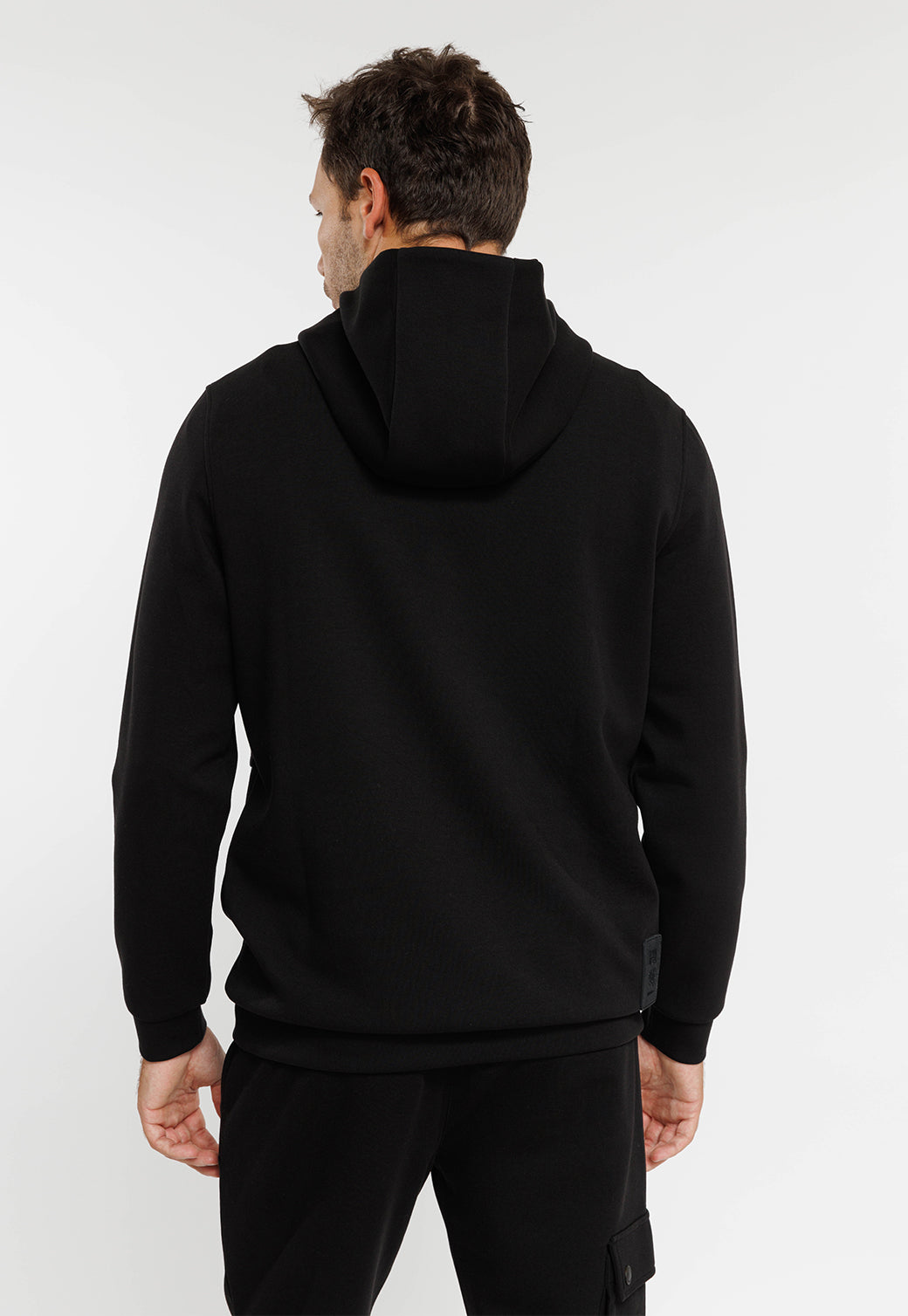 קפוצ'ון שחור עם גזרה חלקה לגברים