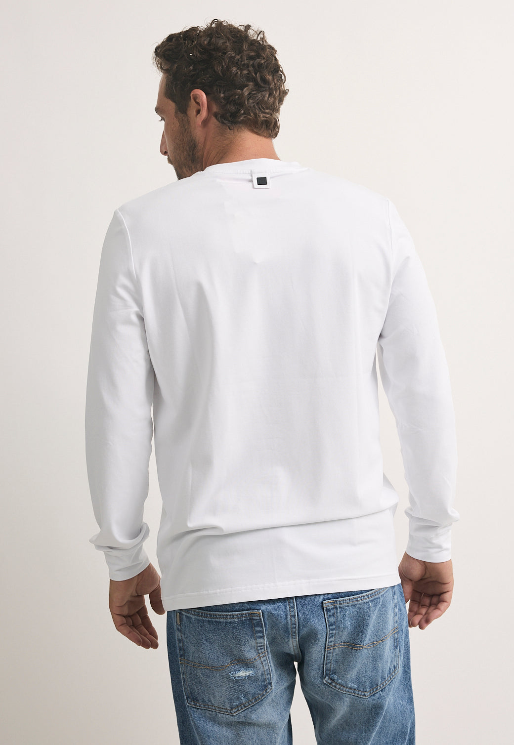 טי-שירט ארוכה לגברים בצבע לבן עם לוגו