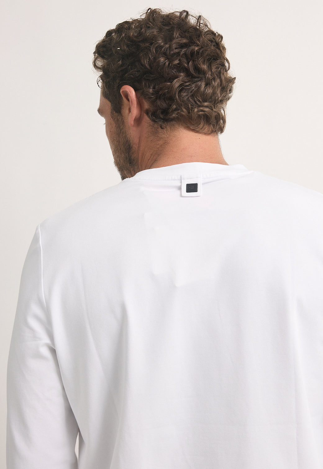 טי-שירט ארוכה לגברים בצבע לבן עם לוגו