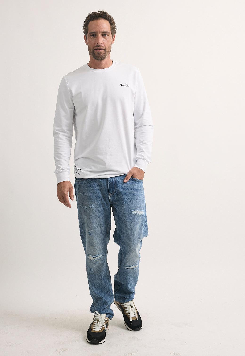 טי-שירט ארוכה לגברים בצבע לבן עם לוגו