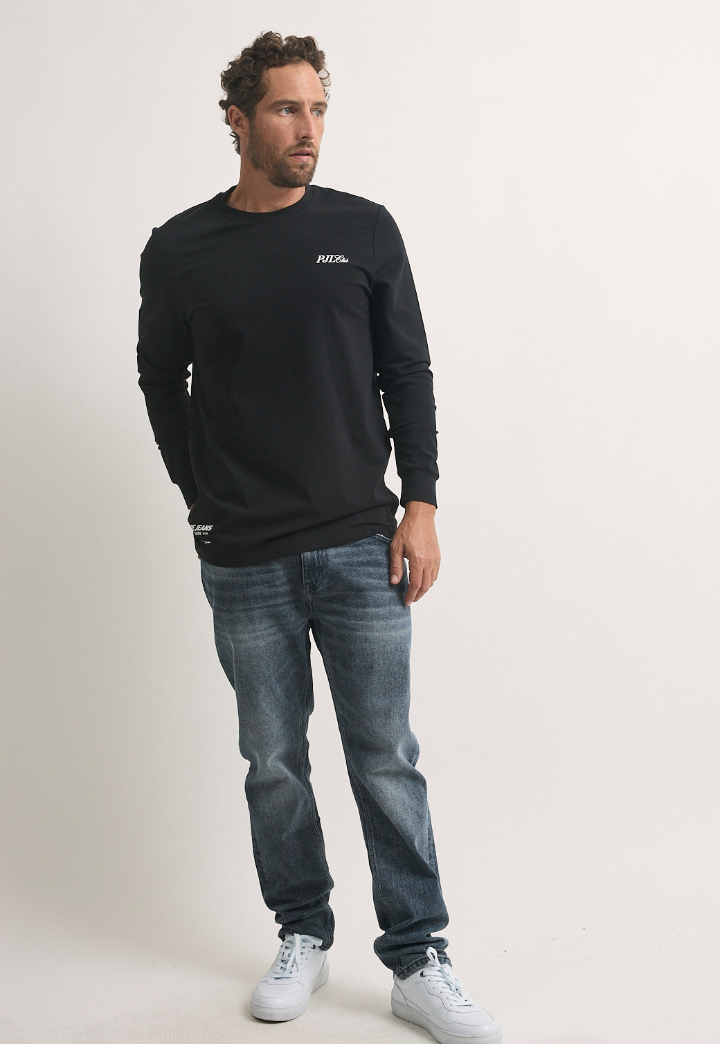 טי-שירט ארוכה לגברים בצבע שחור עם לוגו