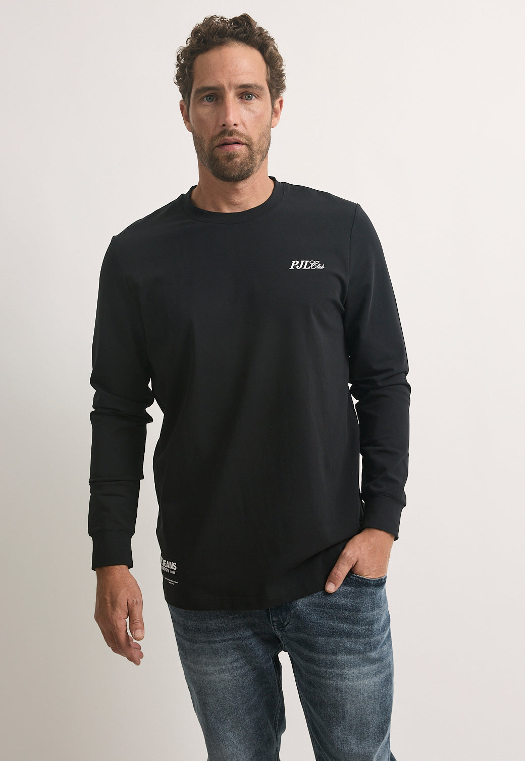 טי-שירט ארוכה לגברים בצבע שחור עם לוגו