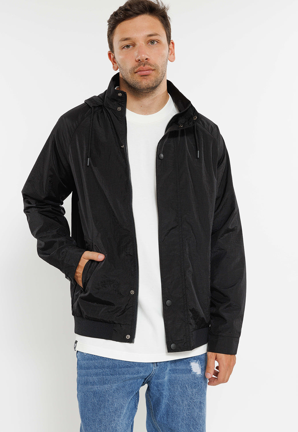 מעיל רוח קל עם קפוצ'ון בצבע שחור