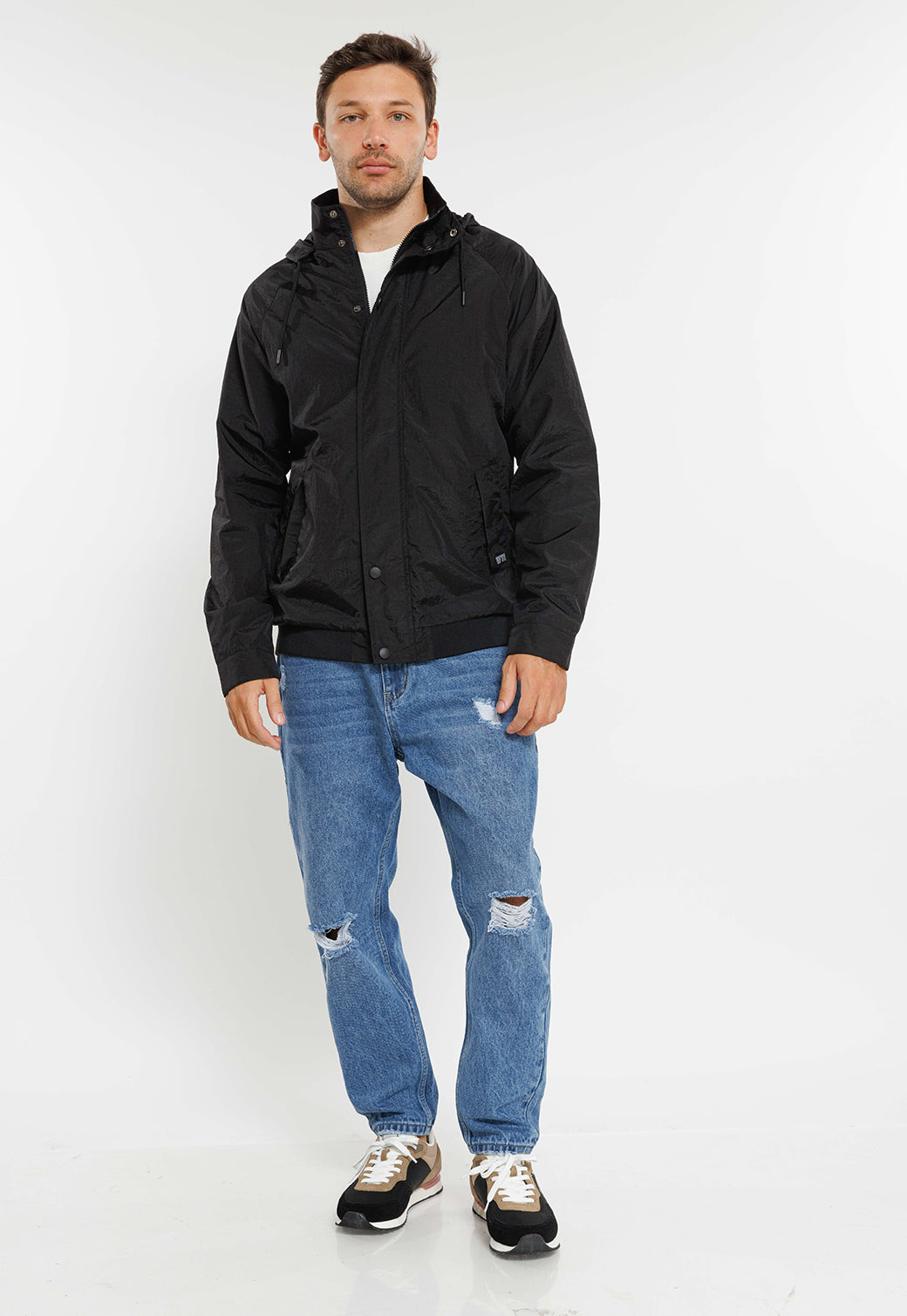 מעיל רוח קל עם קפוצ'ון בצבע שחור