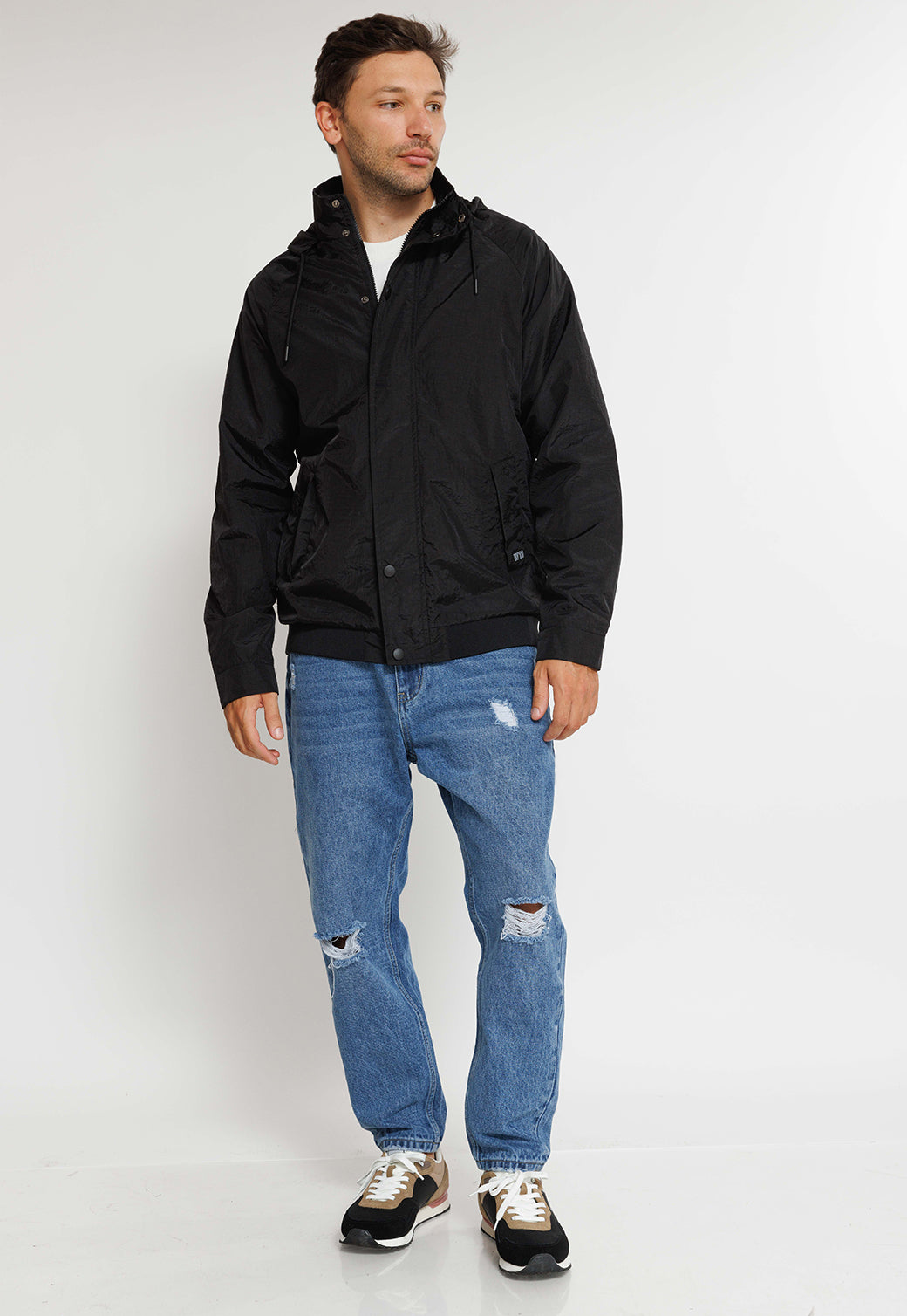 מעיל רוח קל עם קפוצ'ון בצבע שחור