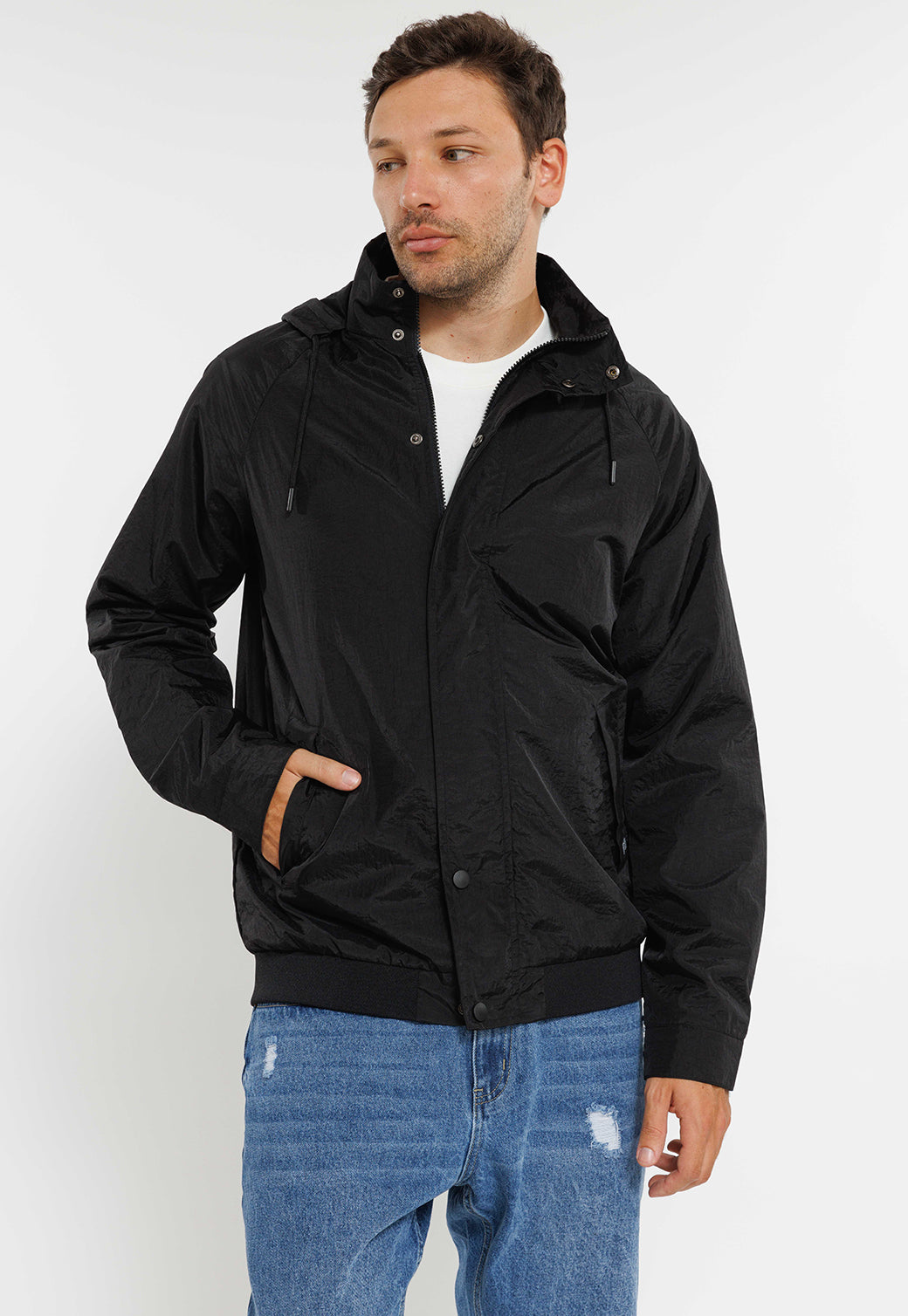 מעיל רוח קל עם קפוצ'ון בצבע שחור