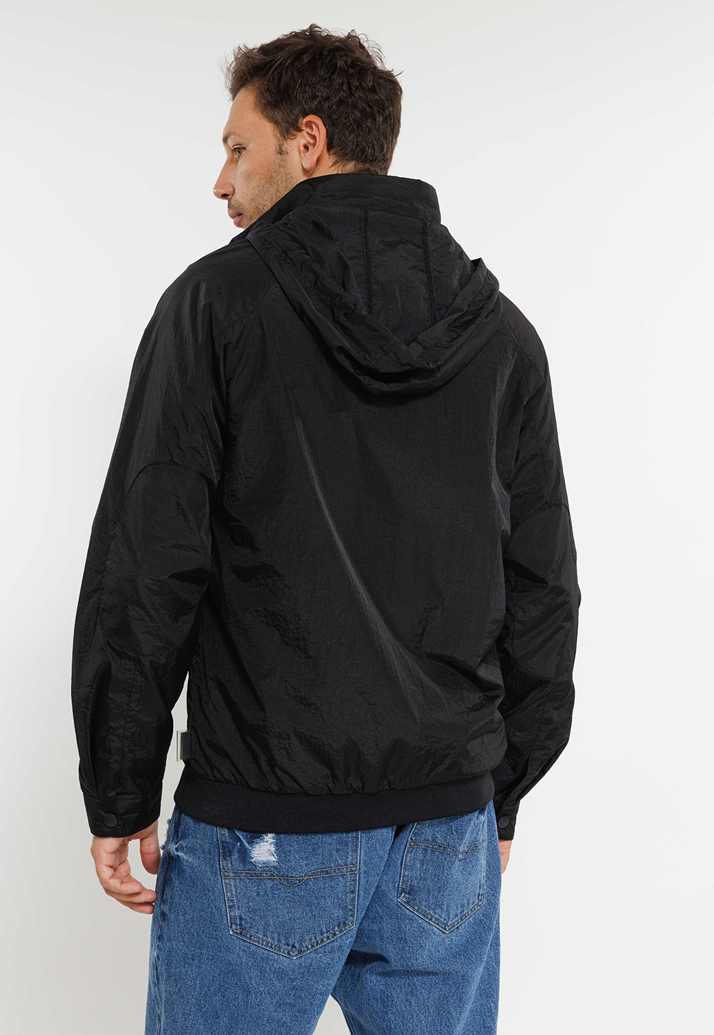 מעיל רוח קל עם קפוצ'ון בצבע שחור