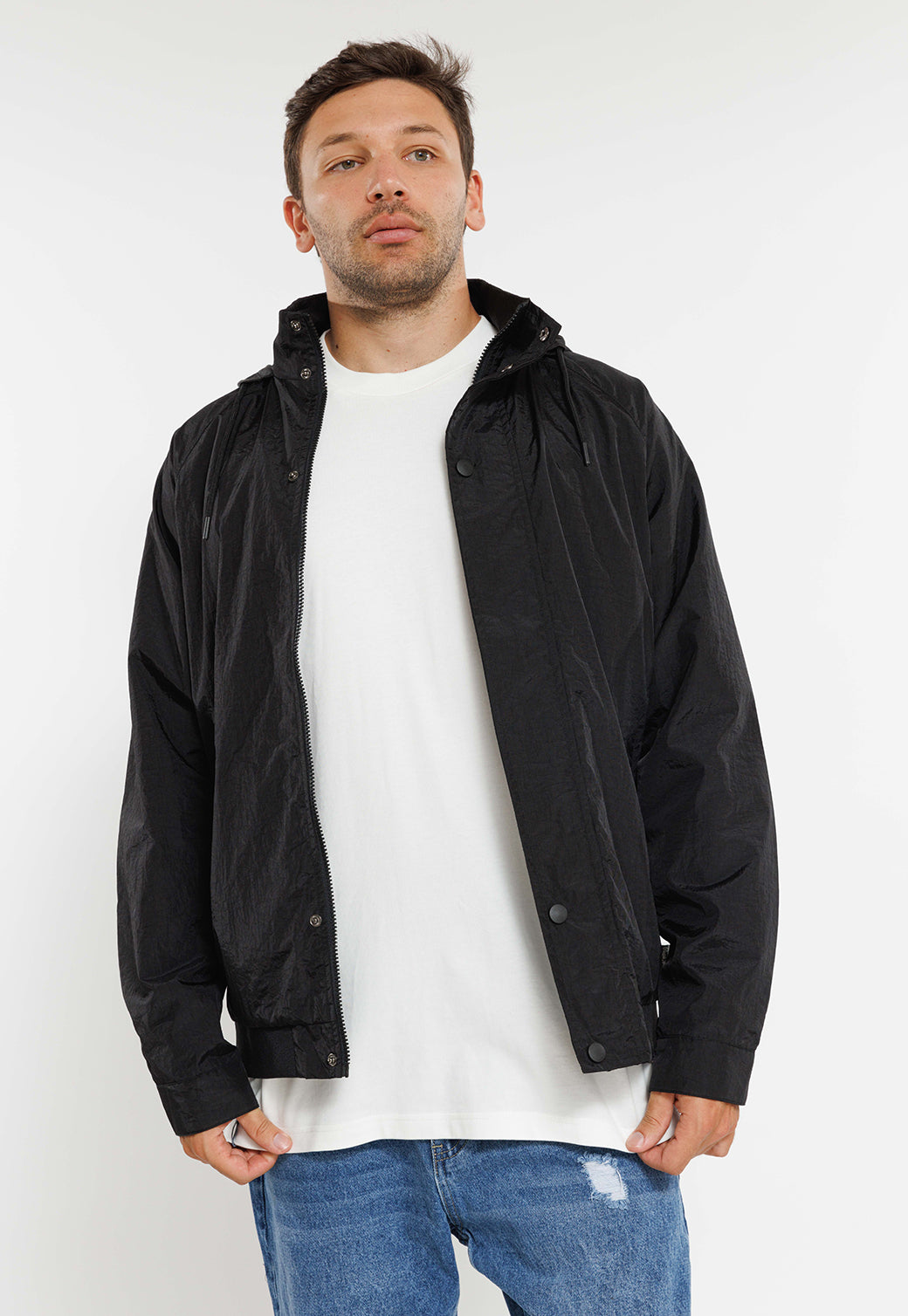 מעיל רוח קל עם קפוצ'ון בצבע שחור