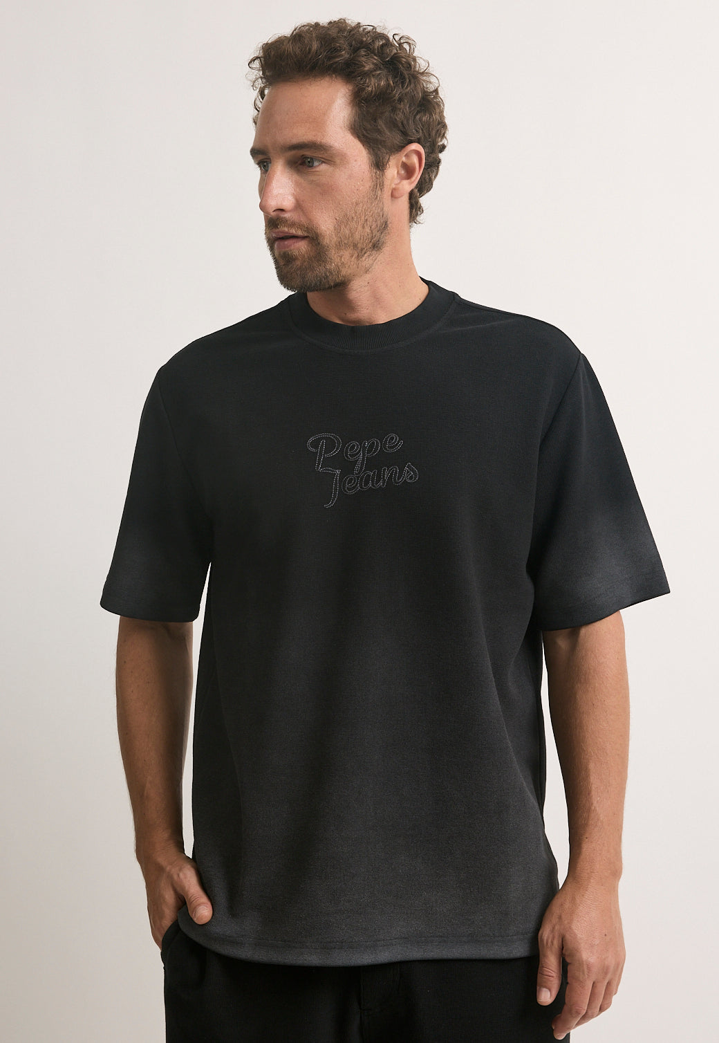 טי-שירט לגברים בצבע שחור עם לוגו Pepe Jeans