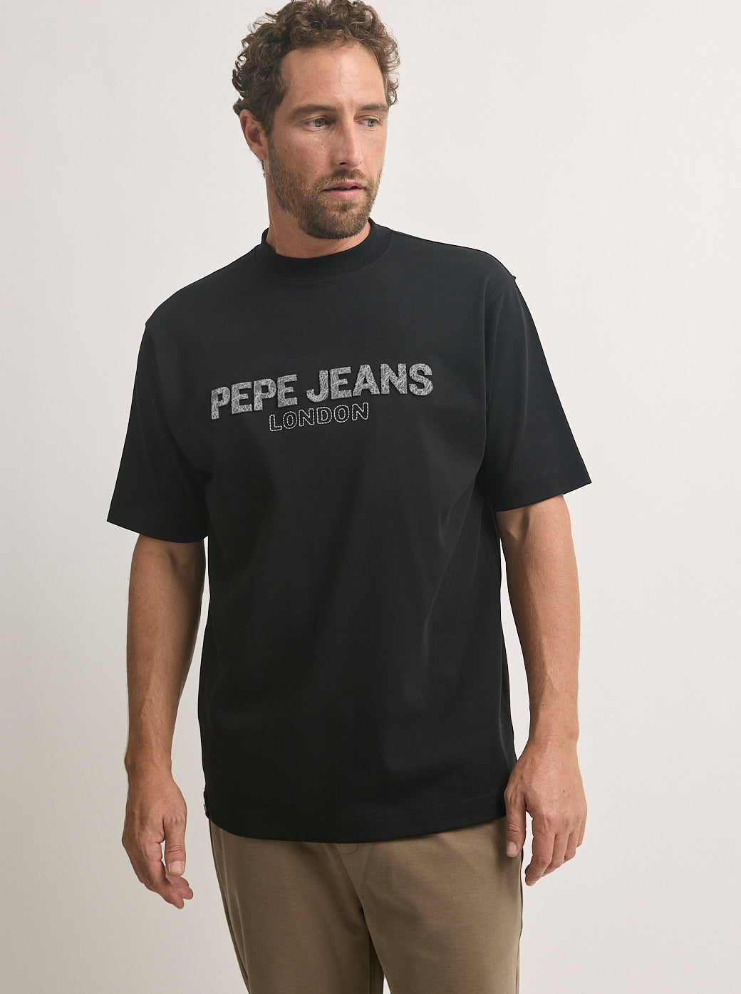 טי-שירט לגברים בצבע שחור עם לוגו PEPE JEANS