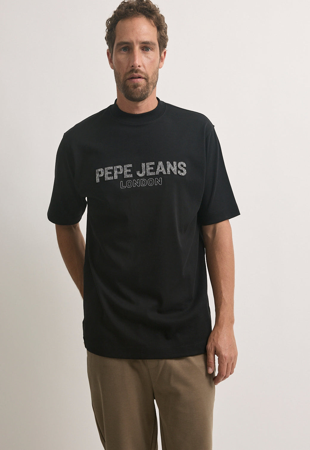 טי-שירט לגברים בצבע שחור עם לוגו PEPE JEANS