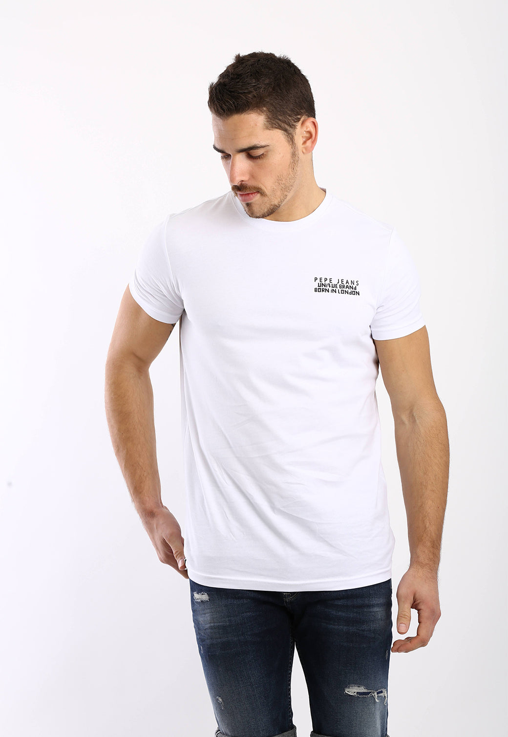 טי-שירט לגברים בצבע לבן עם לוגו